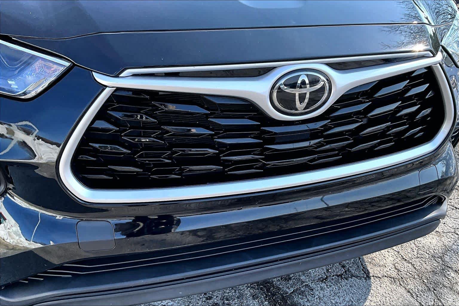 Used 2022 Toyota Highlander LE FWD image 28