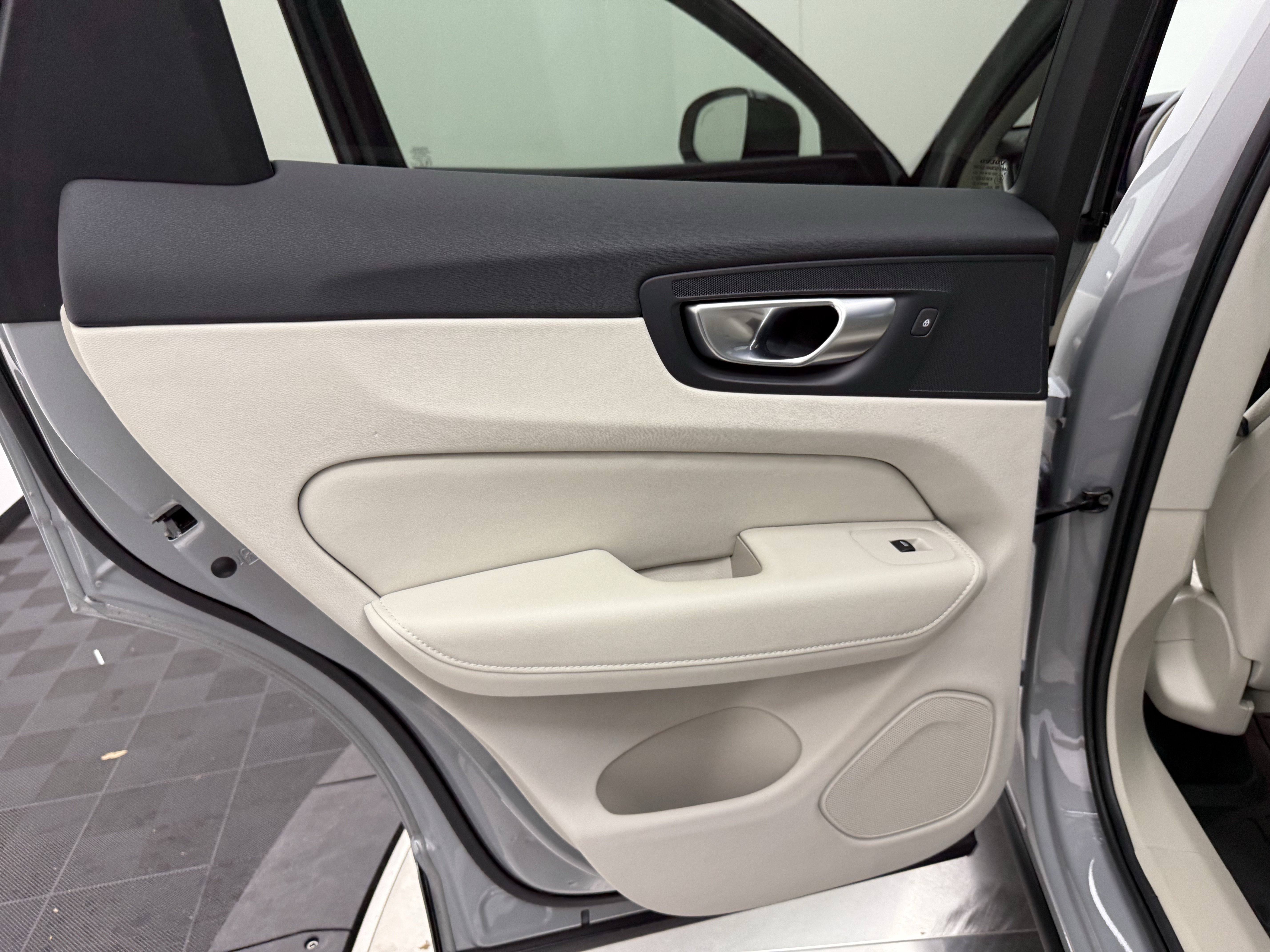 Certified 2024 Volvo XC60 B5 Plus w/ Protection Package AWD/4WD image 25