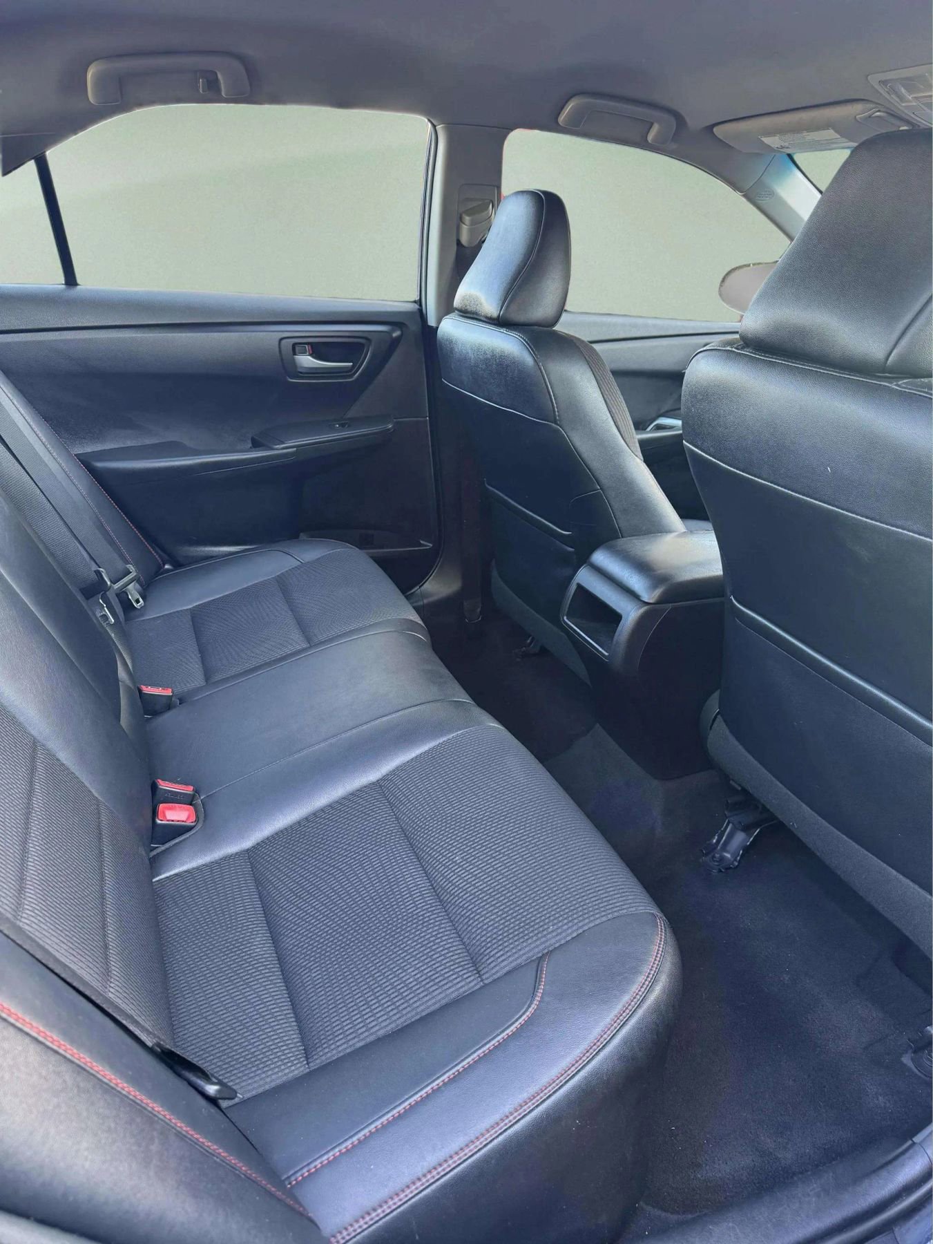 Used 2017 Toyota Camry SE image 11