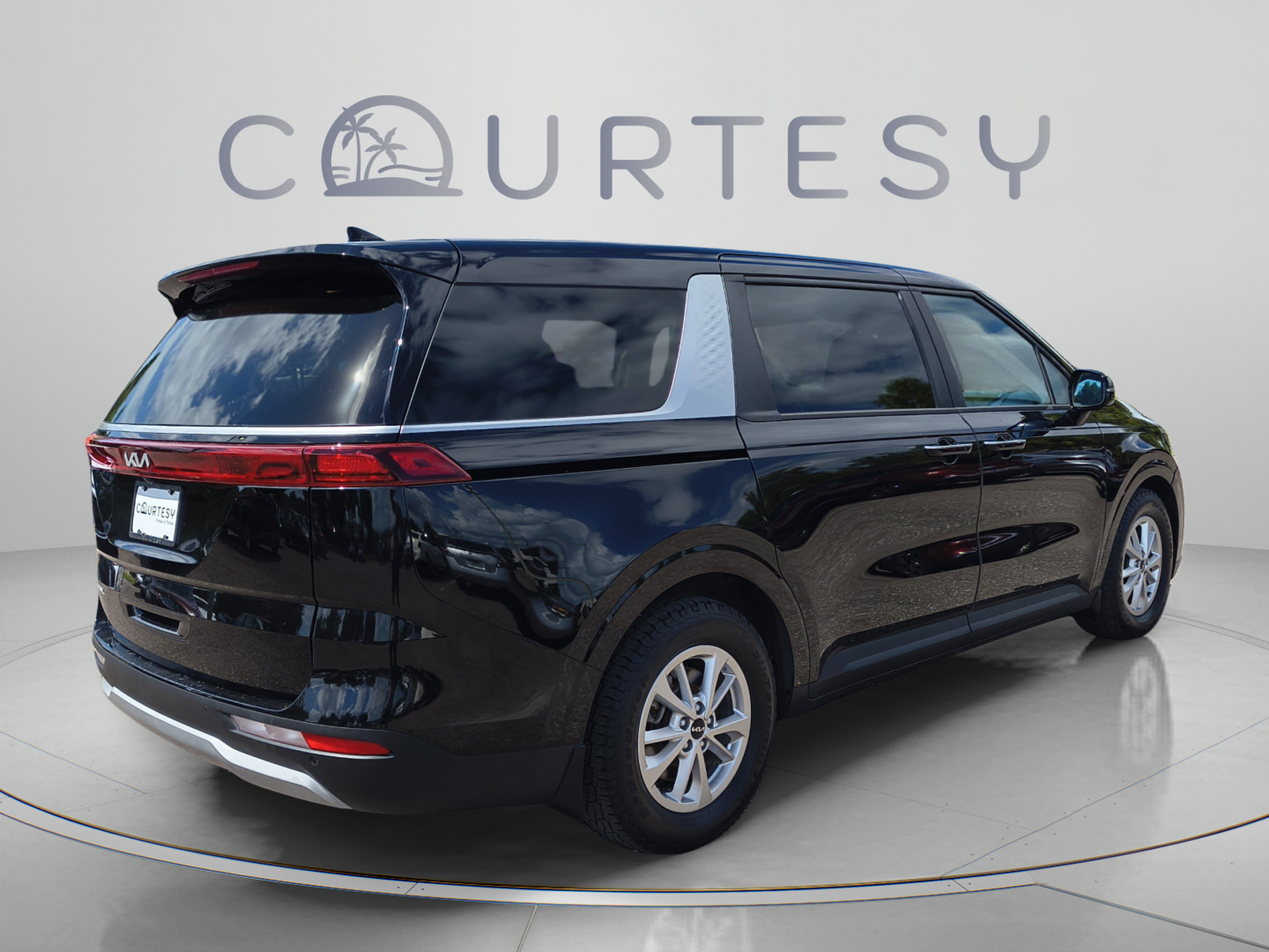 Used 2023 Kia Carnival LX FWD image 5