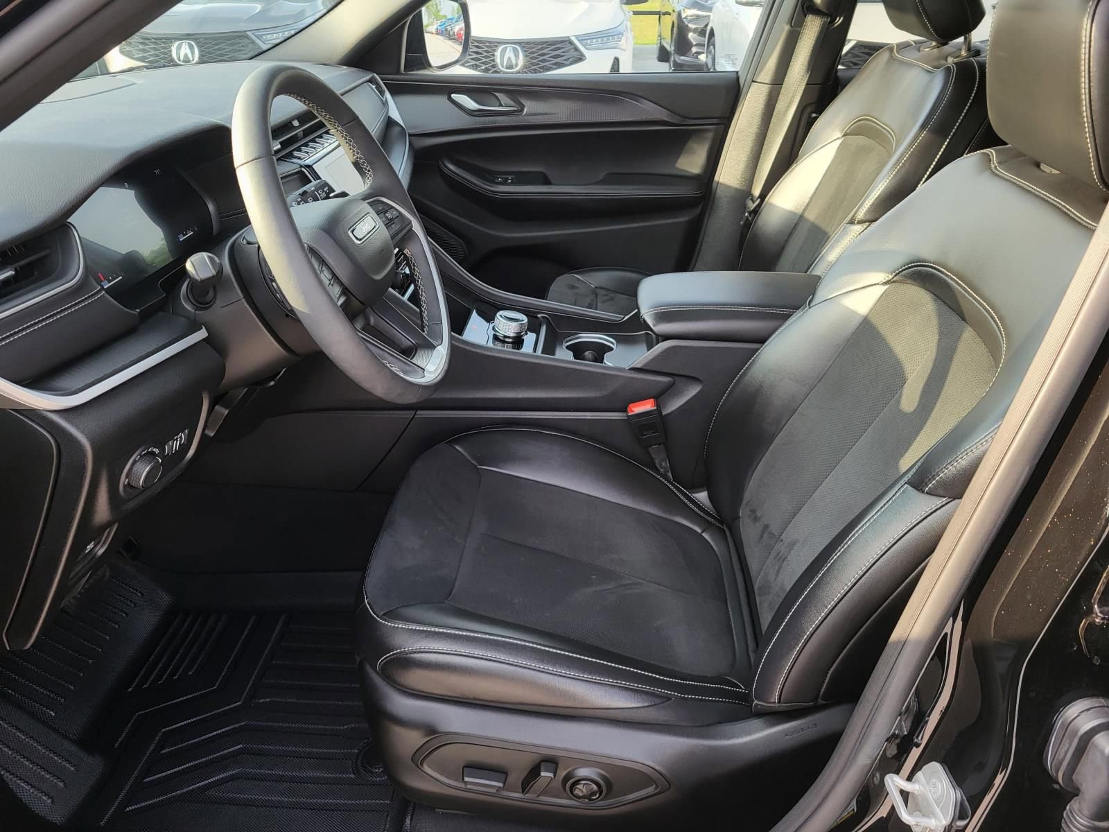Used 2025 Jeep Grand Cherokee L Altitude RWD image 16