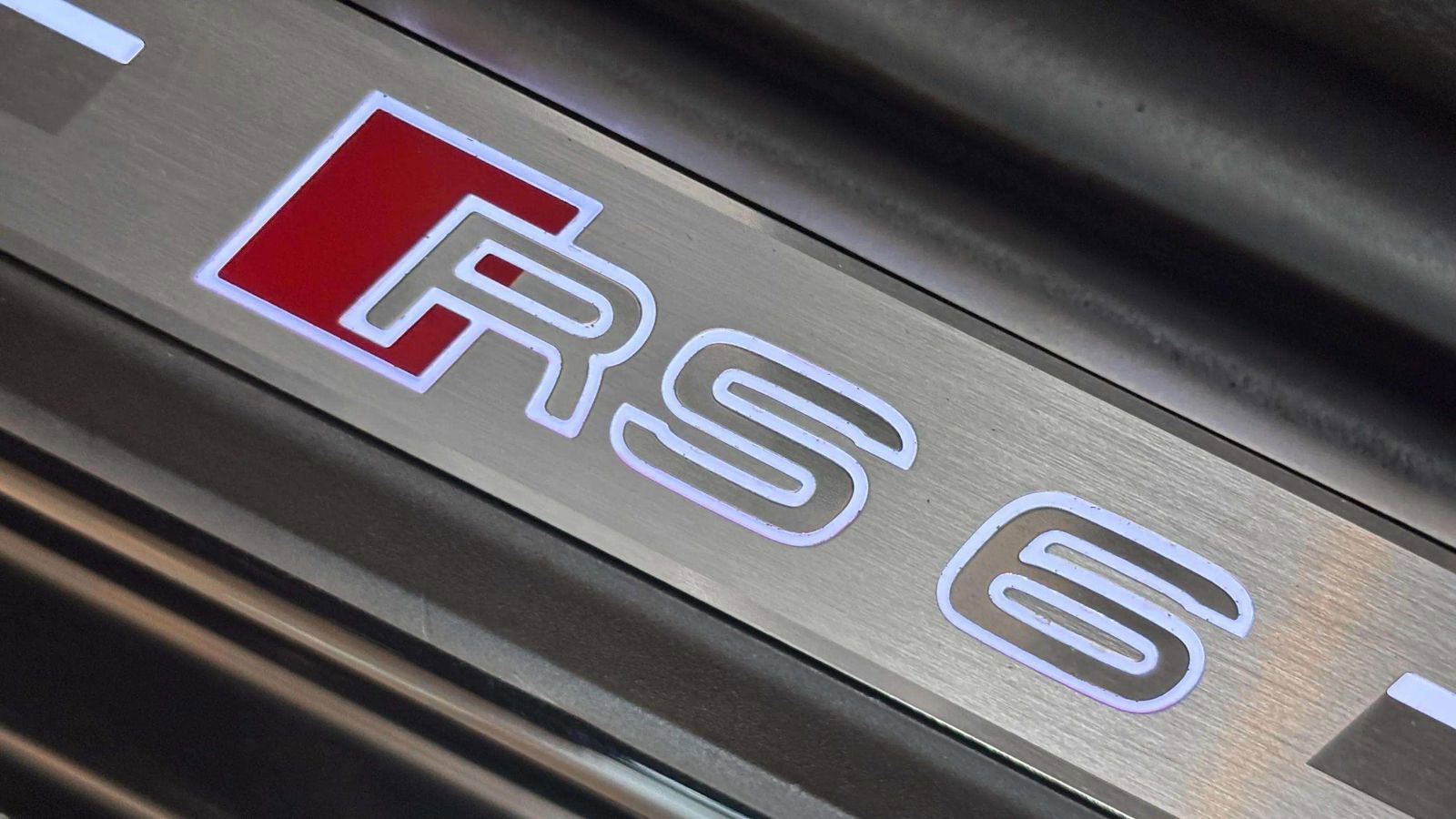 Used 2023 Audi RS 6 w/ Carbon Optic Package image 24