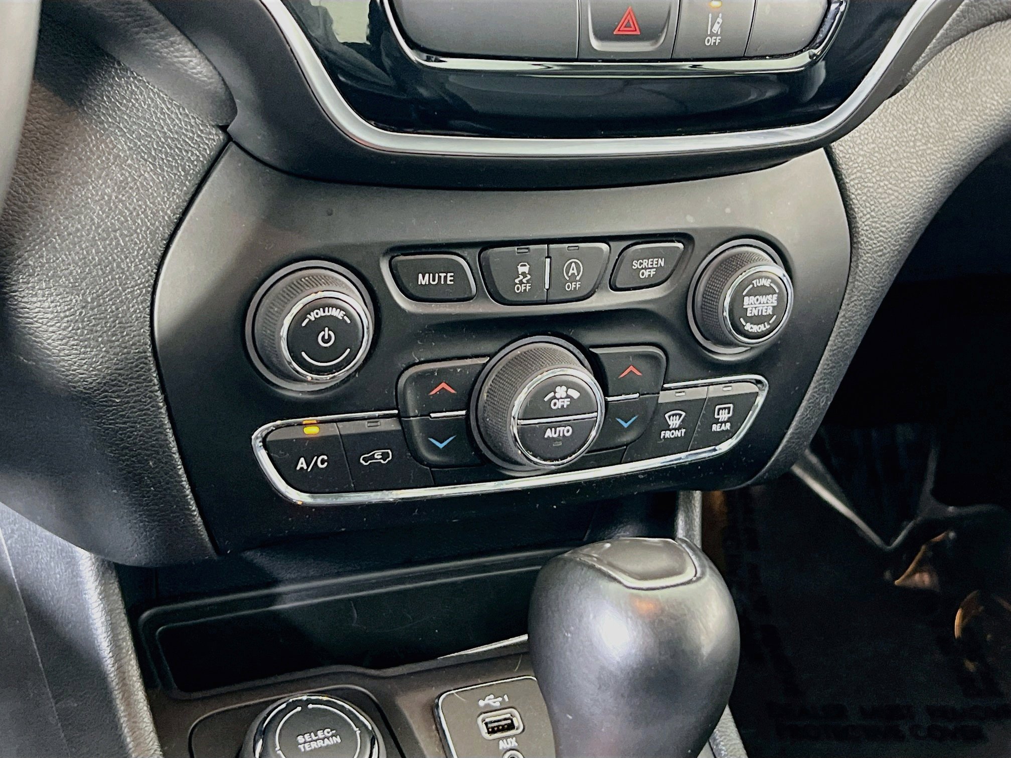 Used 2022 Jeep Cherokee Limited AWD/4WD image 15