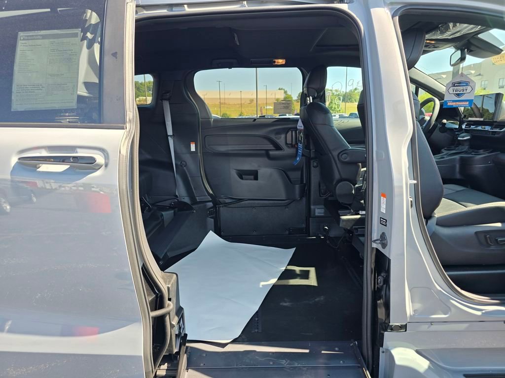 Used 2025 Toyota Sienna XSE image 24