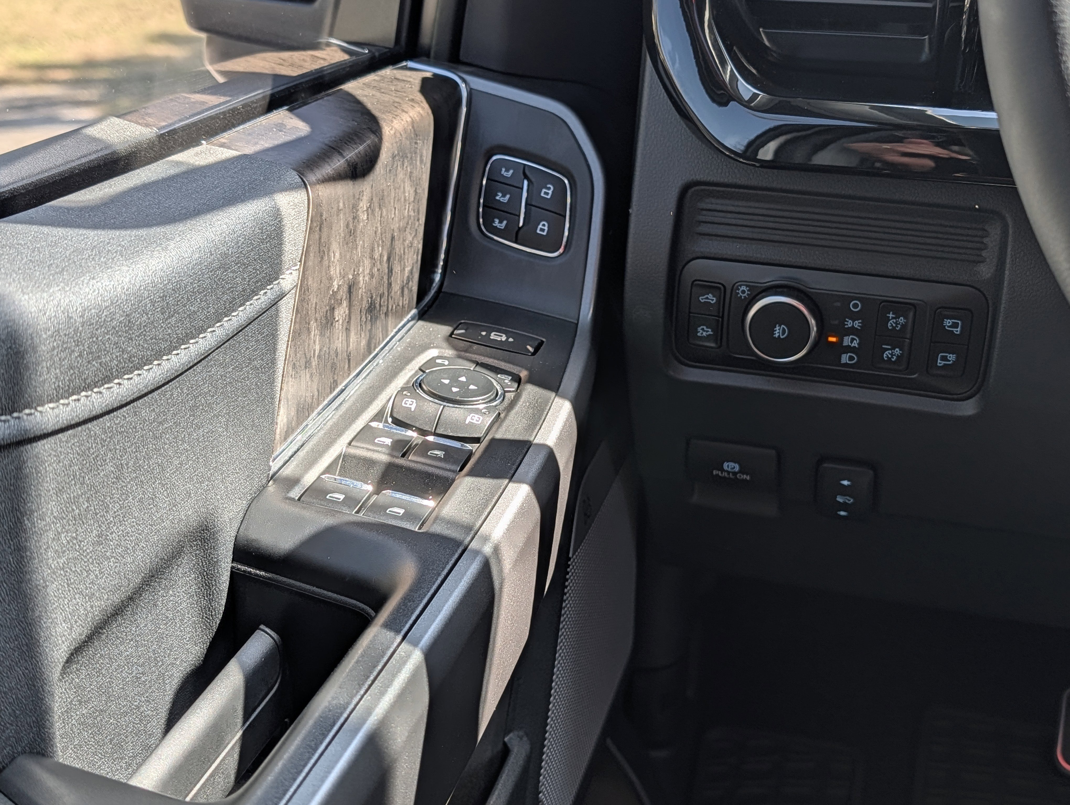 Used 2026 Ford F250 Lariat w/ Black Appearance Package image 27