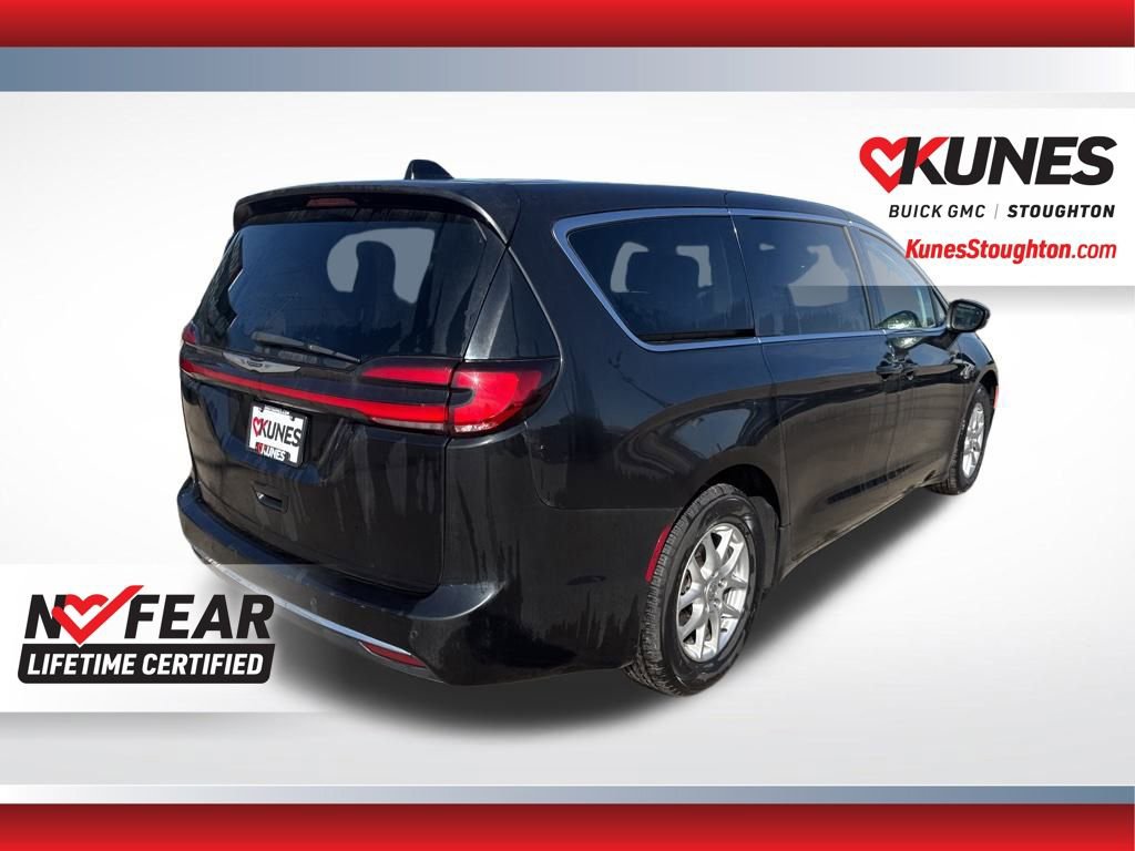 Used 2023 Chrysler Pacifica Touring-L image 11