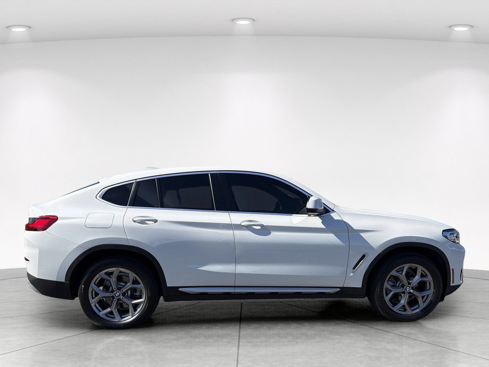Certified 2025 BMW X4 xDrive30i AWD/4WD image 3