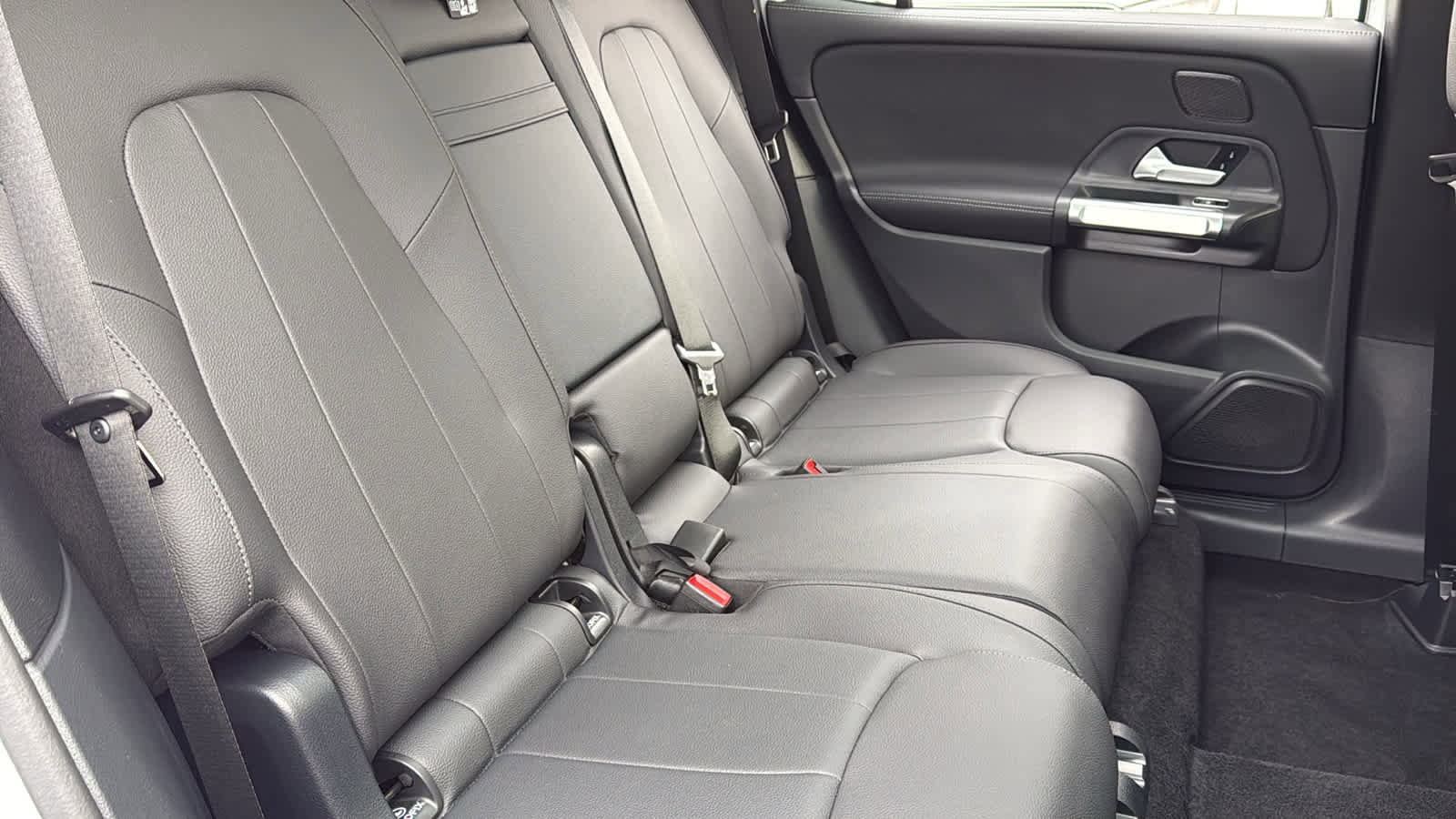 Used 2025 Mercedes-Benz GLB 250 4MATIC image 34