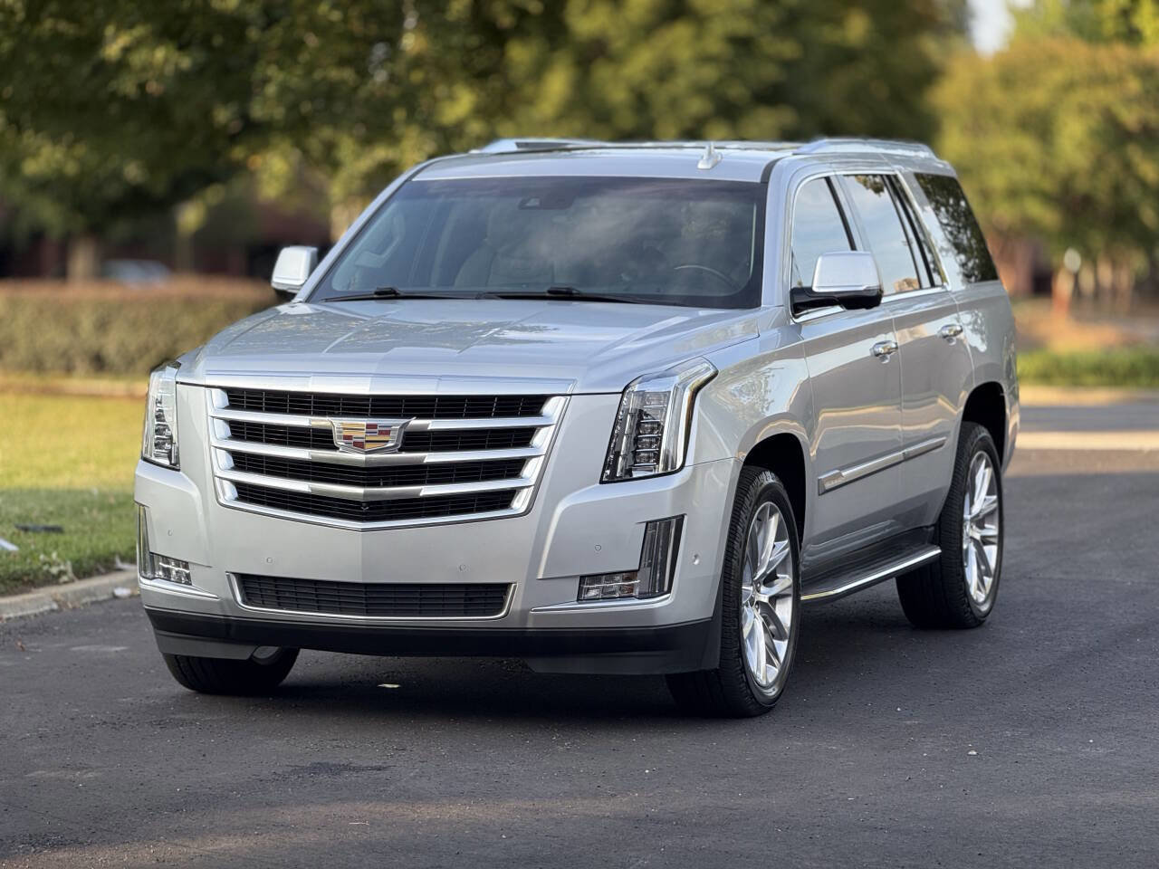 Used 2018 Cadillac Escalade Luxury image 2
