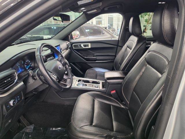 Used 2020 Ford Explorer XLT w/ Equipment Group 202A AWD/4WD image 7