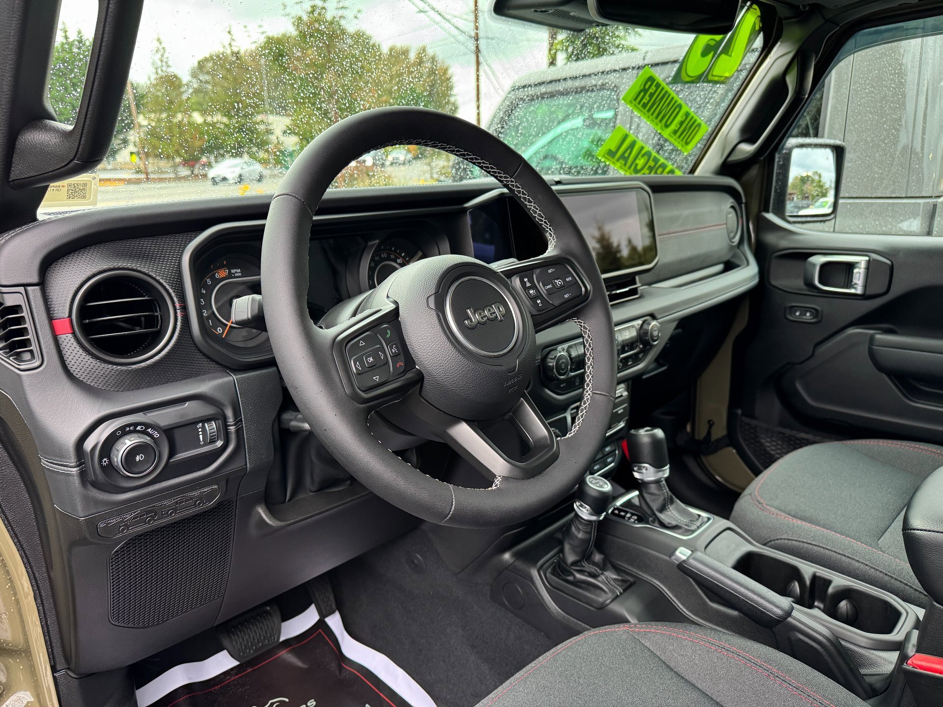 Used 2025 Jeep Wrangler Rubicon w/ Technology Group image 33