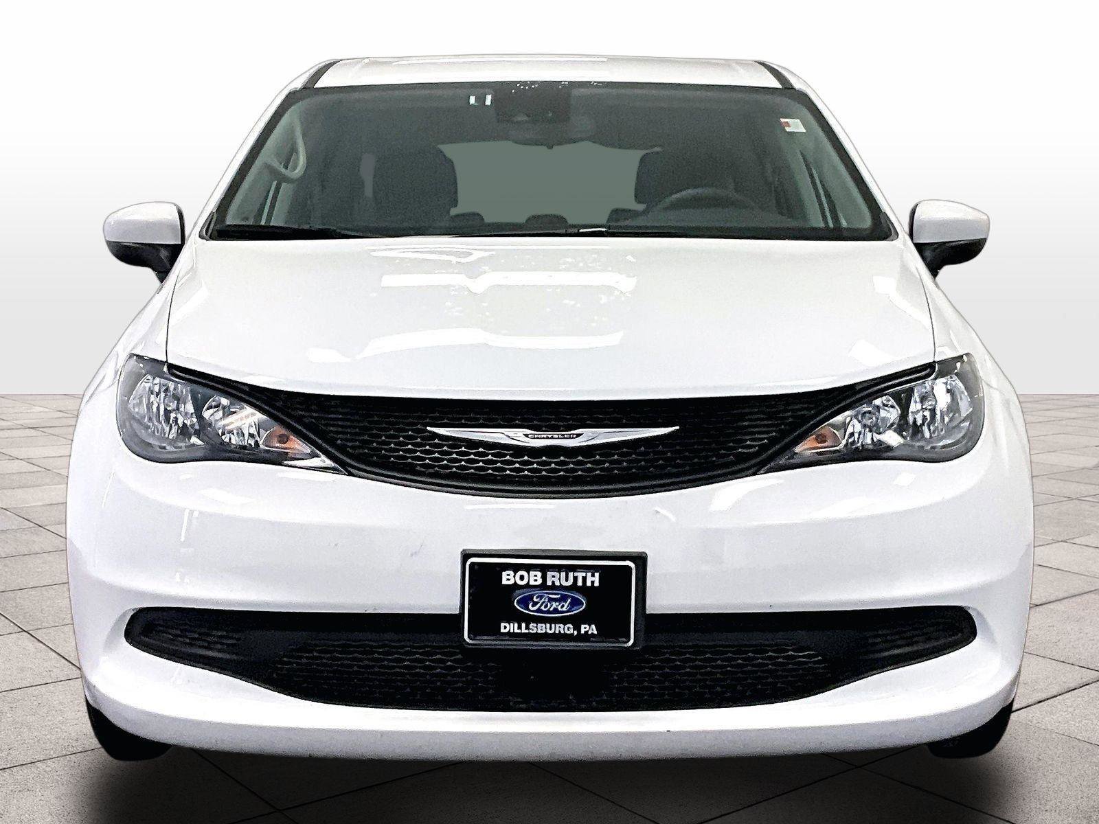 Used 2023 Chrysler Voyager LX image 3