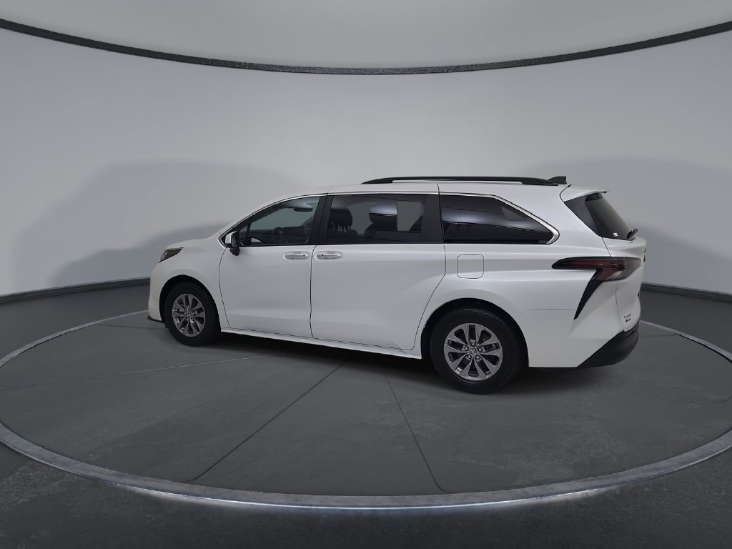 Used 2025 Toyota Sienna XLE FWD image 10
