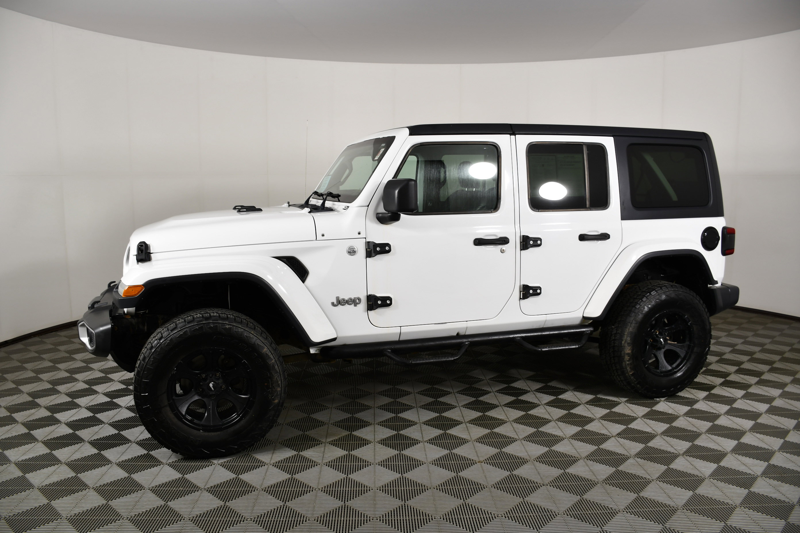 Used 2018 Jeep Wrangler Unlimited Sahara w/ Uconnect 4C Nav & Sound Group image 9