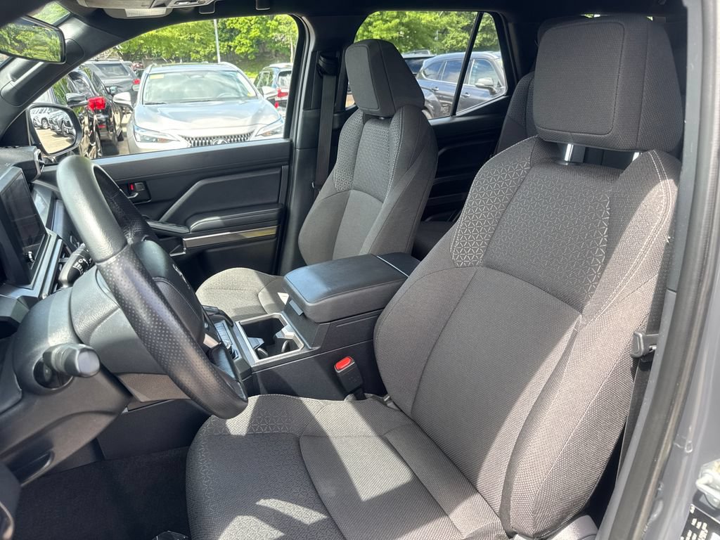 Used 2025 Toyota 4Runner SR5 AWD/4WD image 15