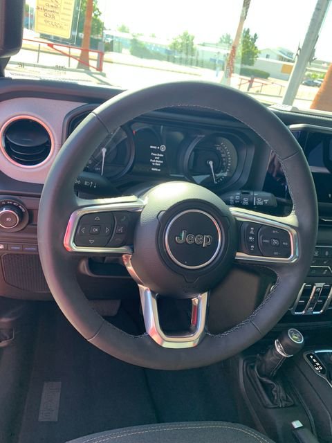 Used 2025 Jeep Wrangler Unlimited Sahara AWD/4WD image 28