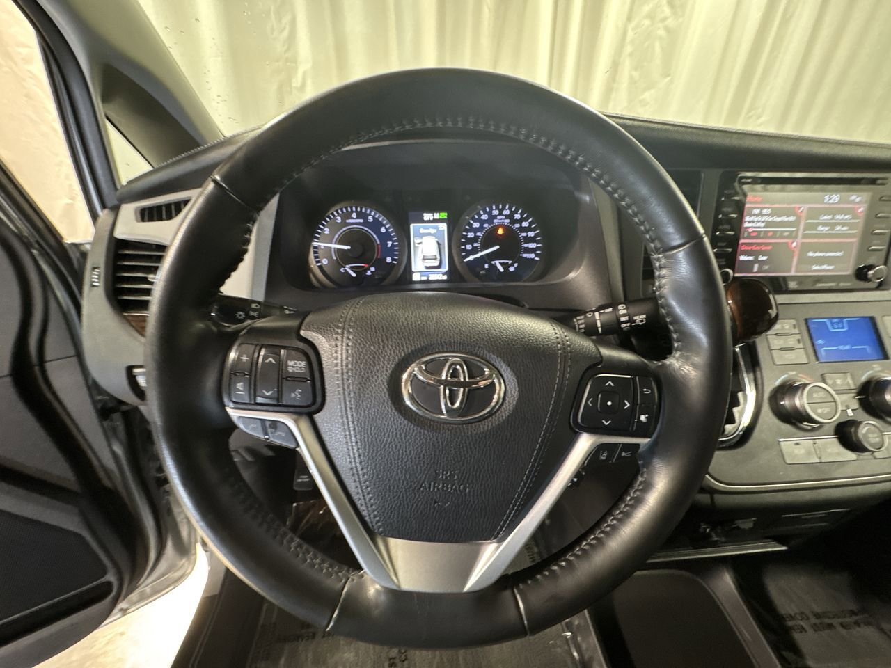 Used 2020 Toyota Sienna Limited image 24