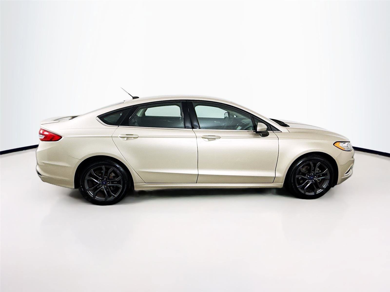 Used 2018 Ford Fusion SE w/ Equipment Group 201A image 8