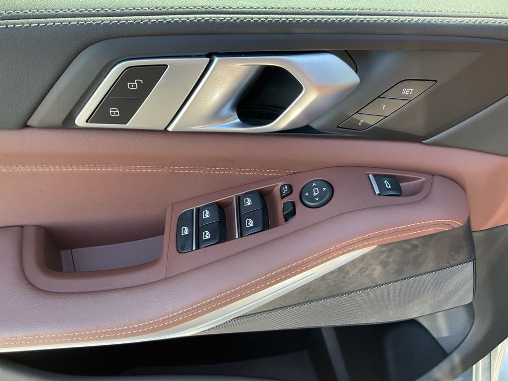 Used 2025 BMW X5 xDrive40i w/ Executive Package image 4