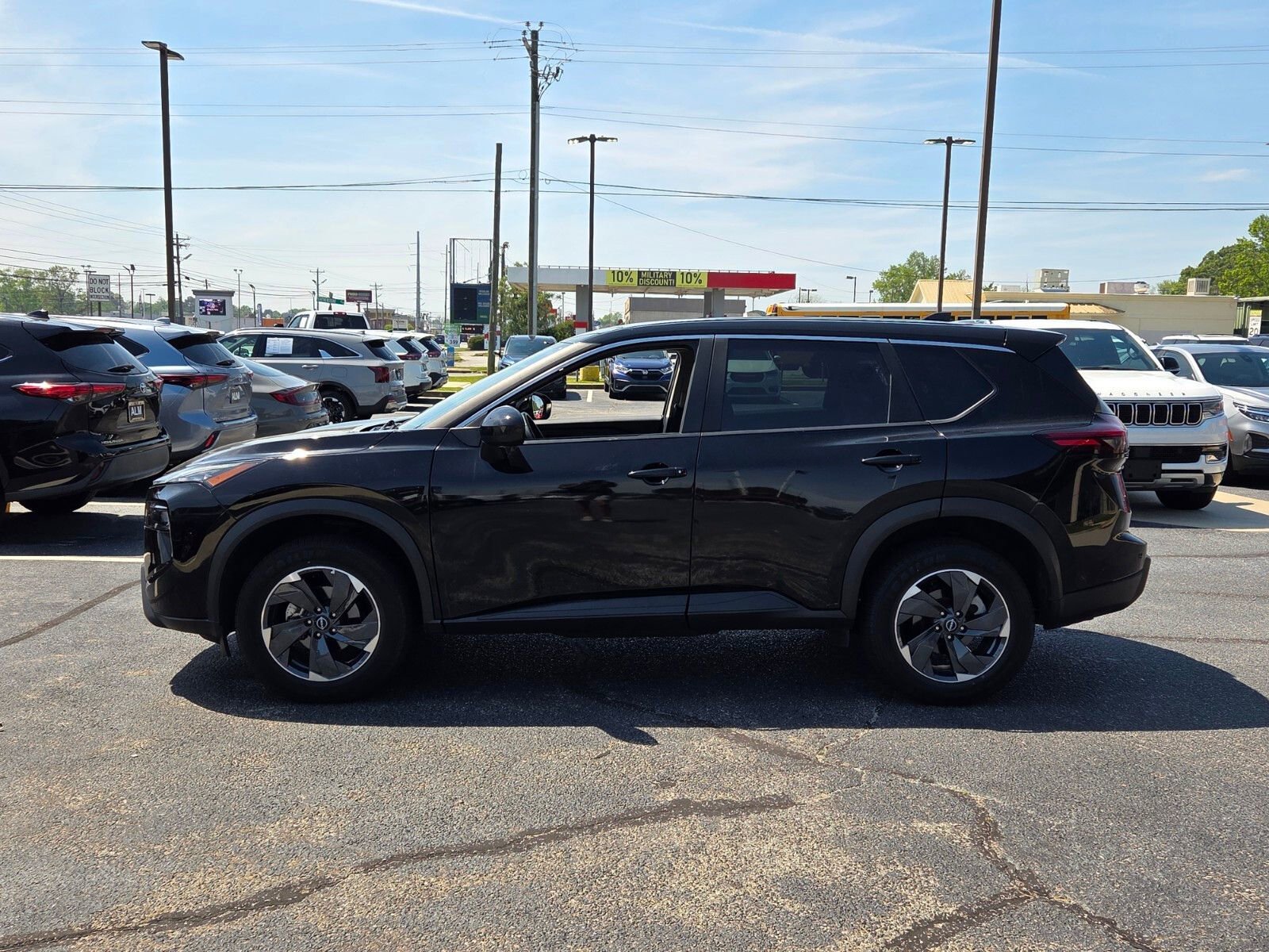 Used 2025 Nissan Rogue SV image 4
