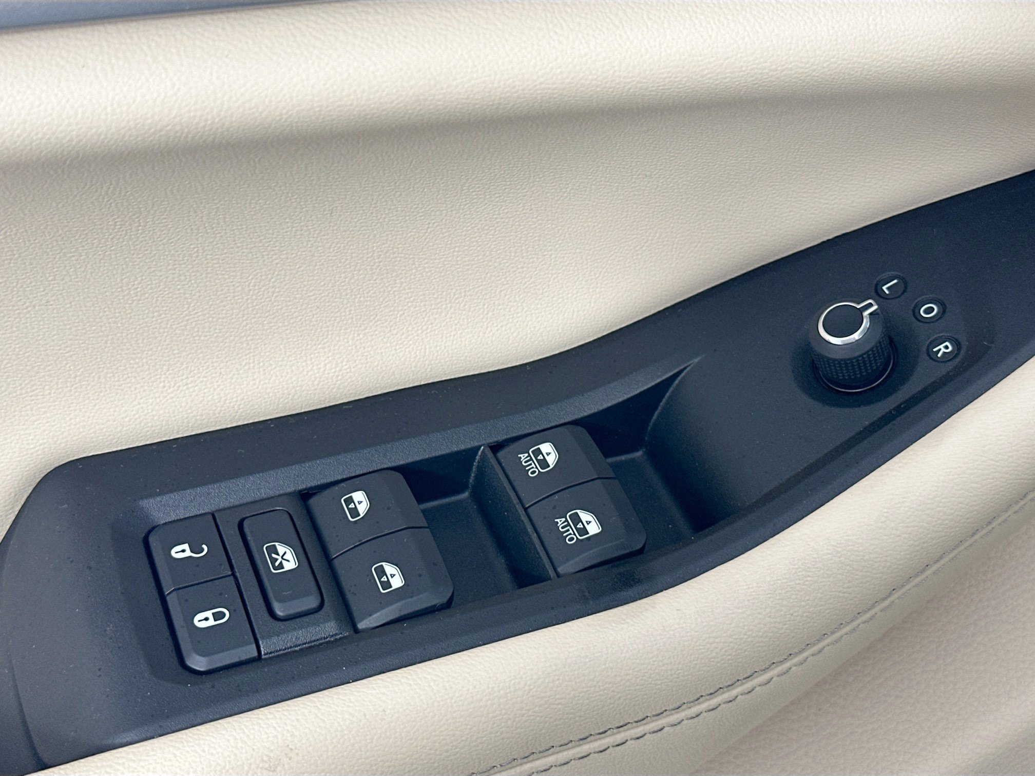 Used 2023 Jeep Grand Cherokee Limited w/ Black Appearance Package image 18