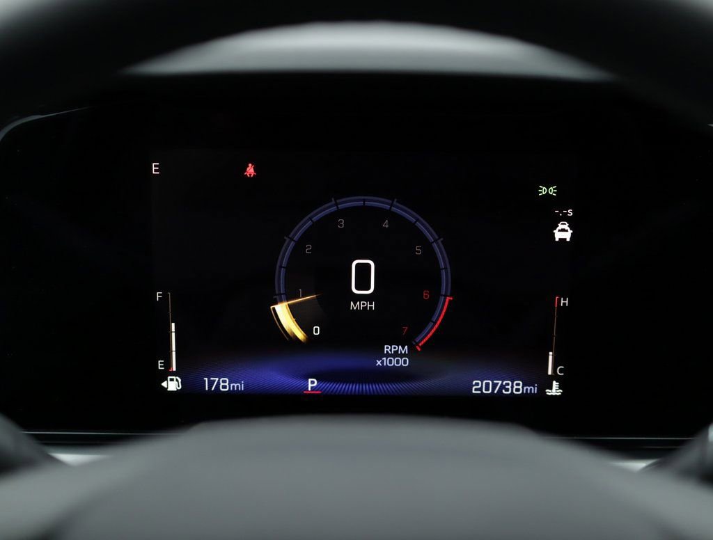 Used 2025 Chevrolet Trax LT w/ LT Convenience Package image 11