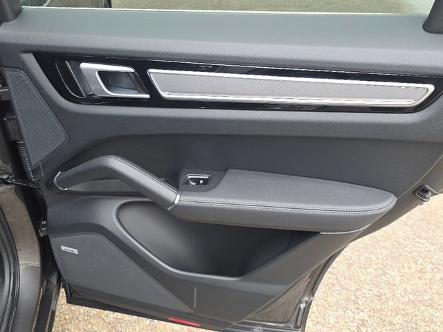 Used 2020 Porsche Cayenne image 13