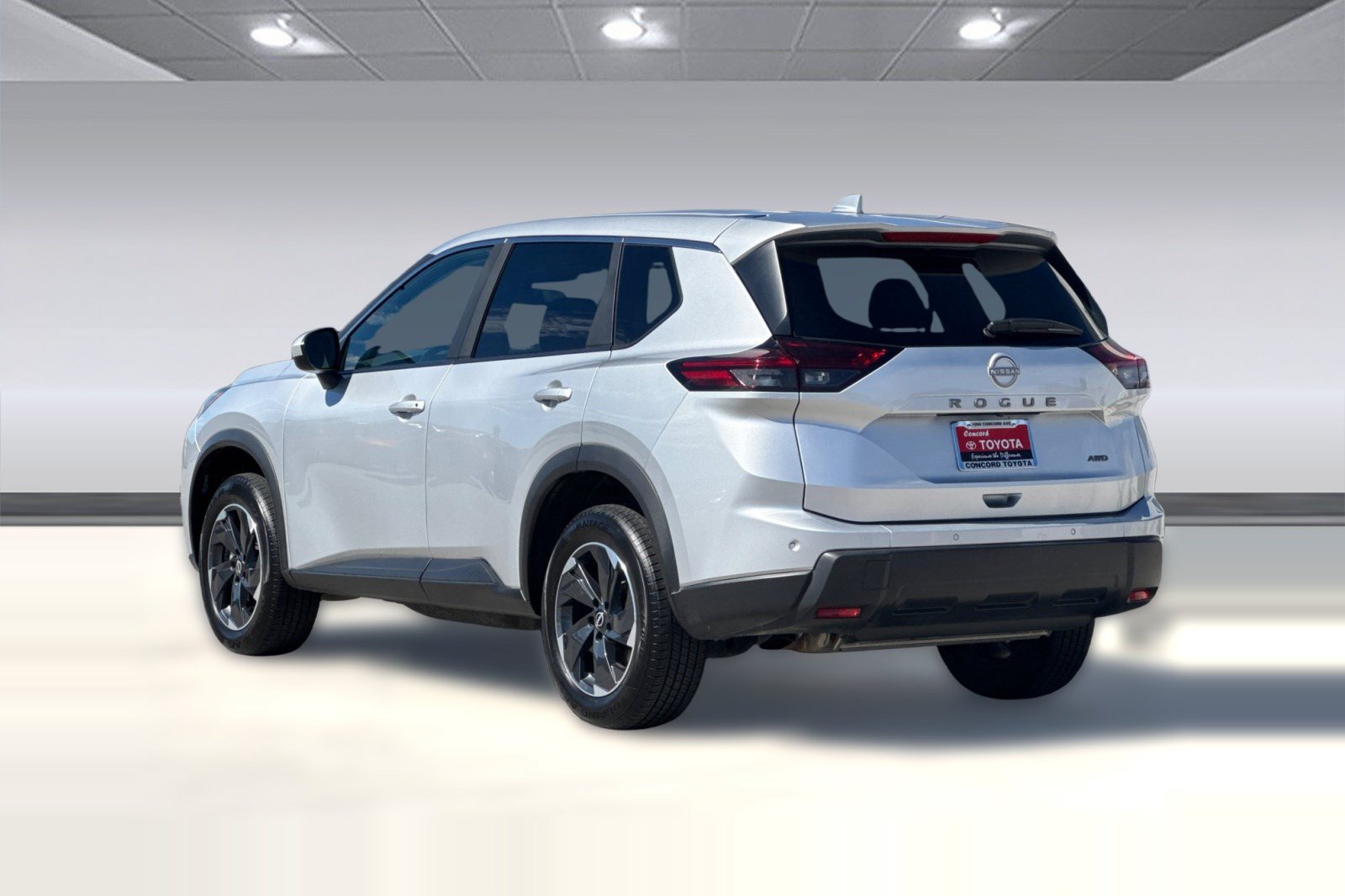 Used 2025 Nissan Rogue SV AWD/4WD image 3