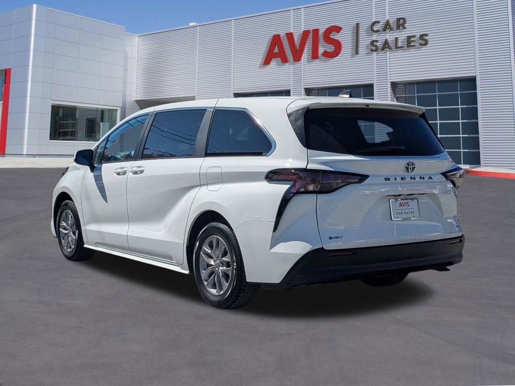 Used 2025 Toyota Sienna LE image 3