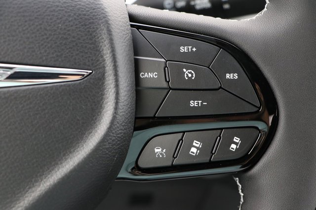 New 2023 Chrysler Pacifica Limited w/ Uconnect Theater Family Group FWD image 19
