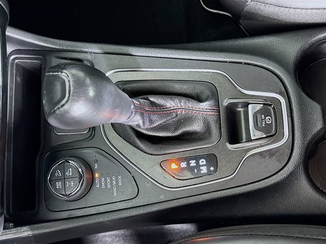 Used 2022 Jeep Cherokee Trailhawk AWD/4WD image 16