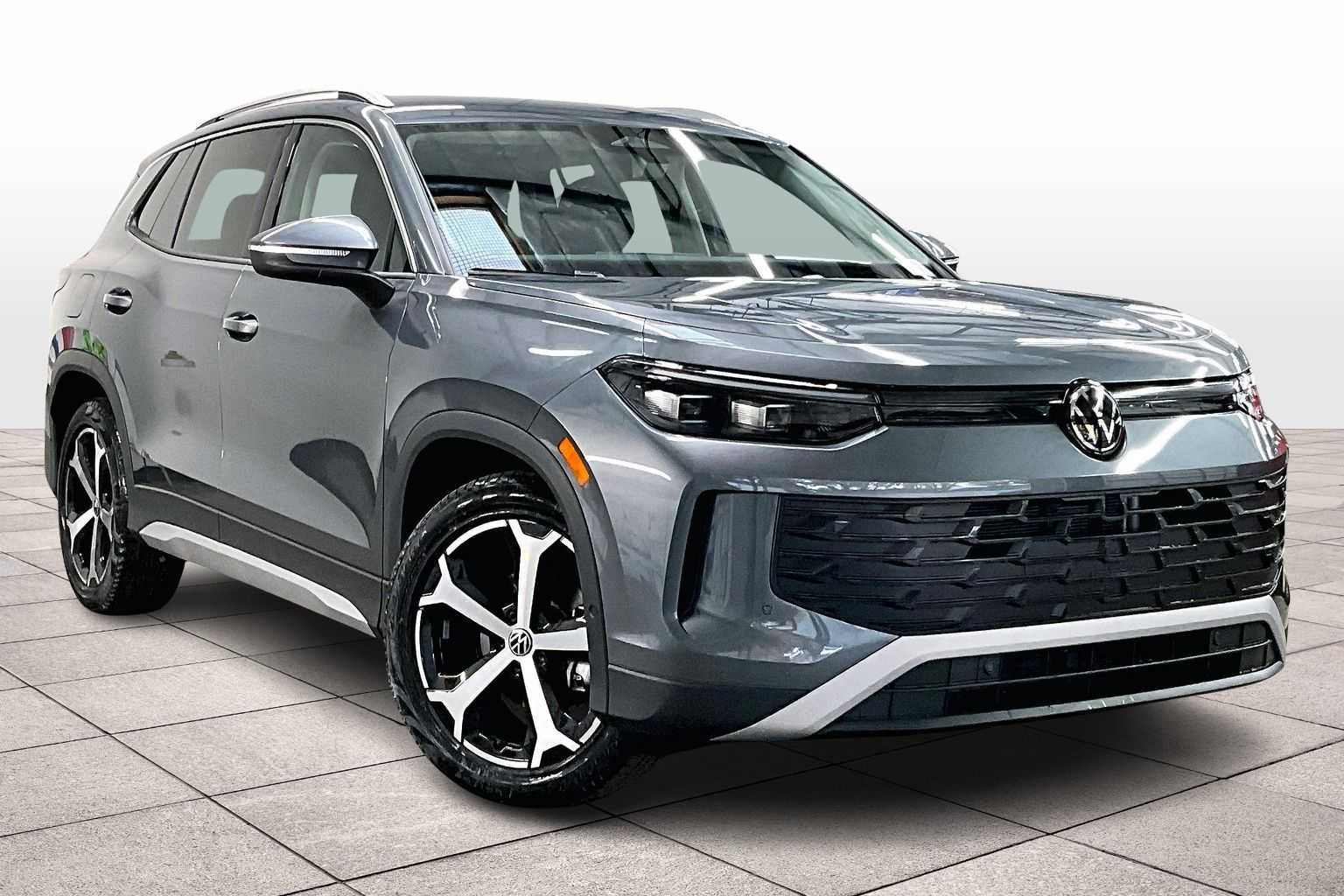 New 2026 Volkswagen Tiguan SE image 2