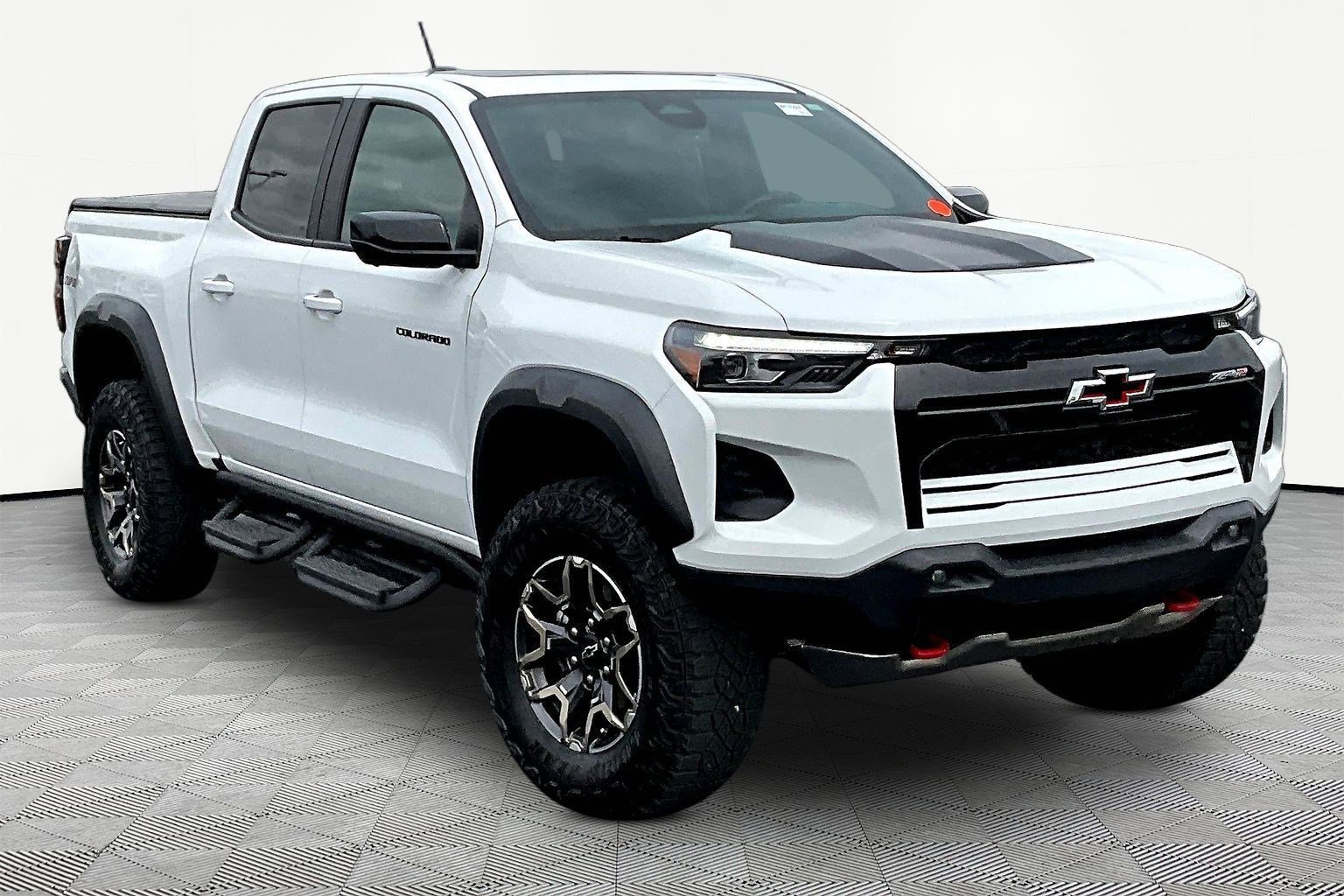 Used 2024 Chevrolet Colorado ZR2 w/ Technology Package AWD/4WD image 3