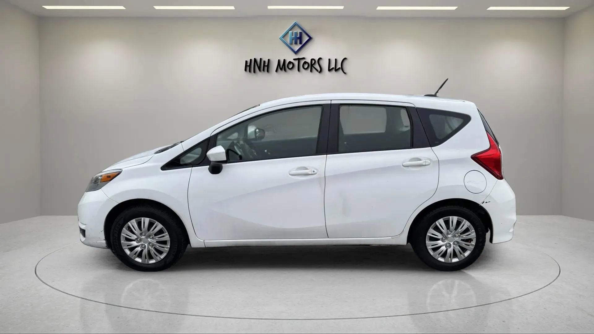 Used 2018 Nissan Versa Note SV image 2