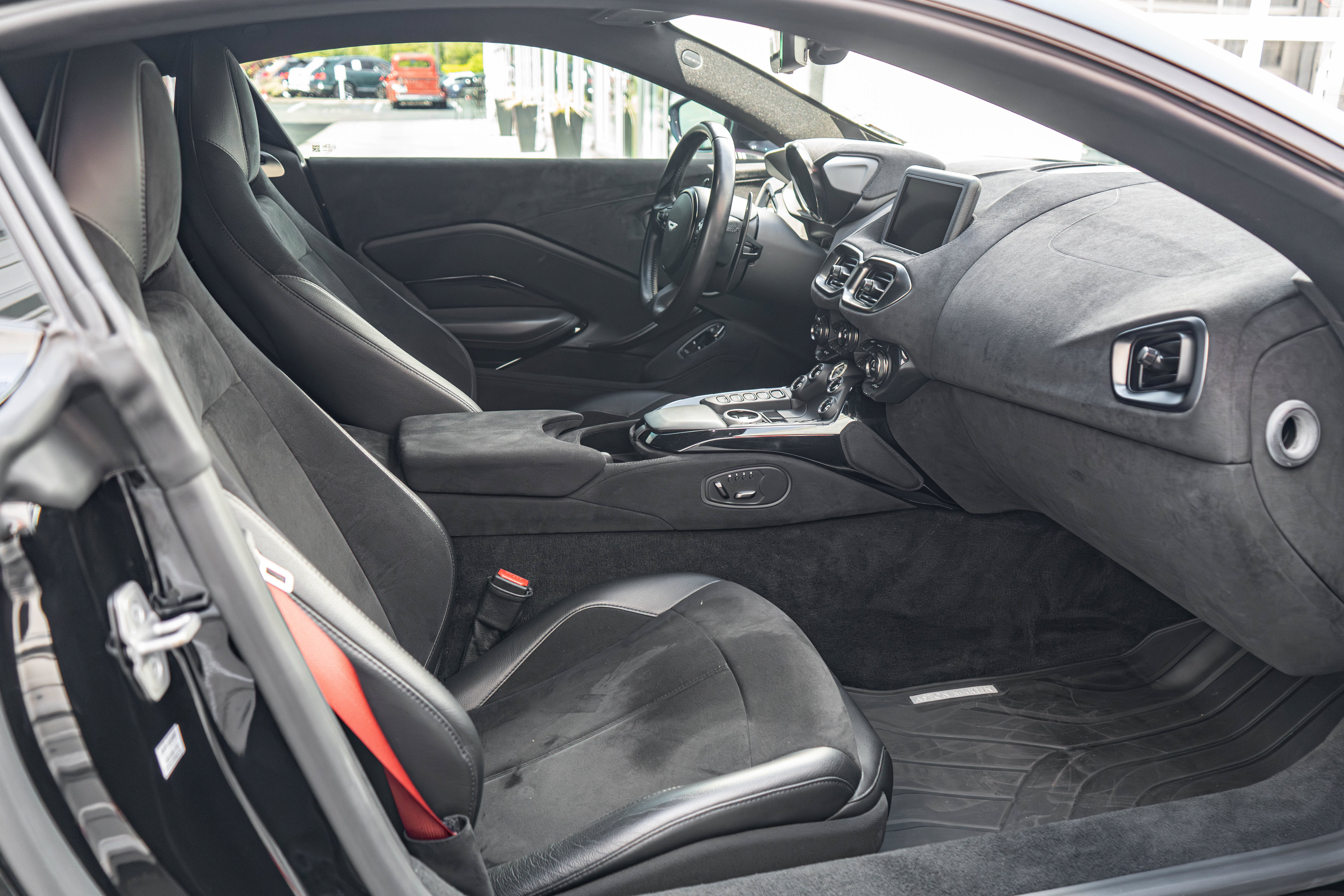Used 2021 Aston Martin V8 Vantage Coupe RWD image 23