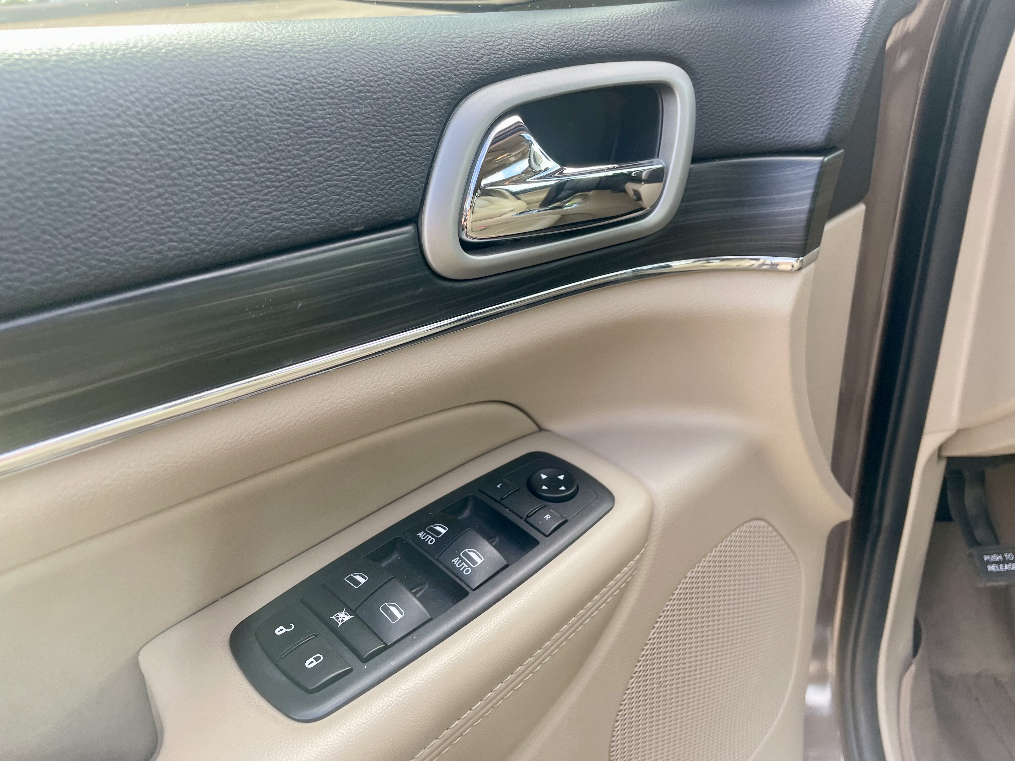 Used 2019 Jeep Grand Cherokee Limited AWD/4WD image 13