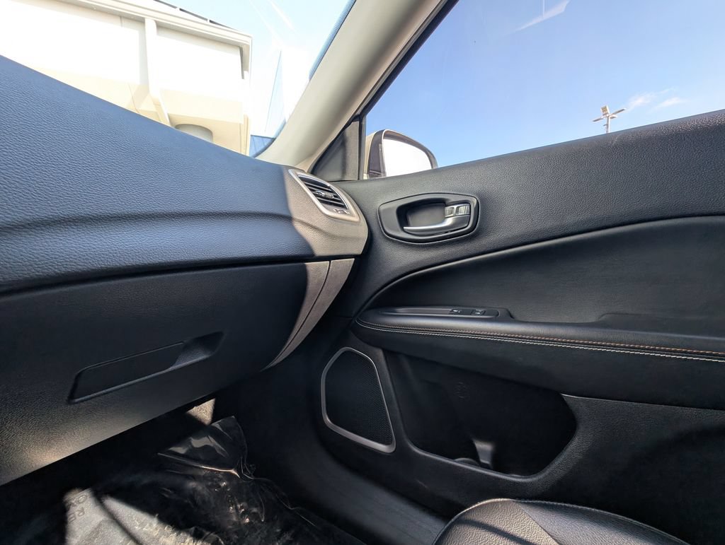 Used 2019 Jeep Compass Latitude AWD/4WD image 36