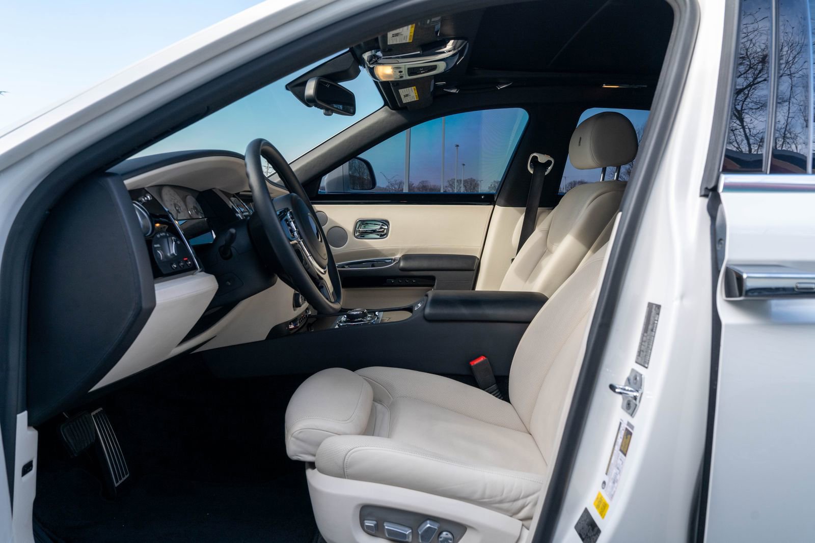 Used 2018 Rolls-Royce Ghost image 17