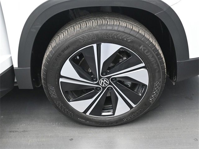 Used 2025 Volkswagen Taos SE w/ Panoramic Sunroof Package image 38