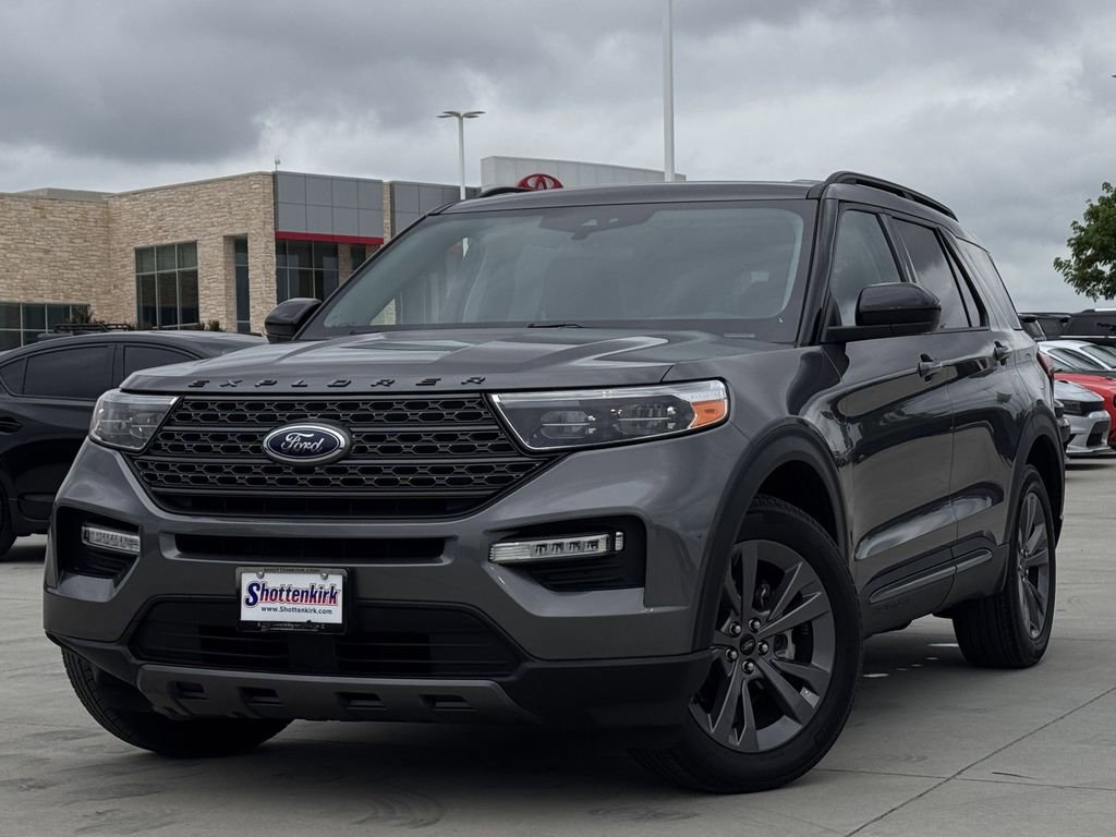 Used 2023 Ford Explorer XLT w/ Equipment Group 202A image 3