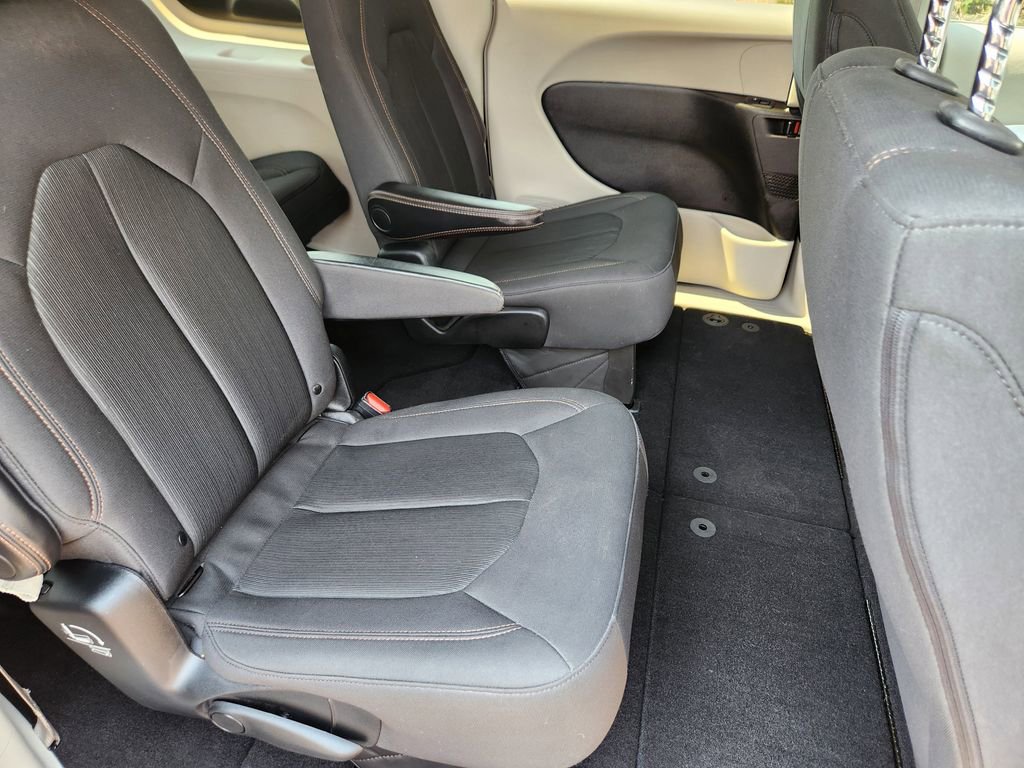 Used 2019 Chrysler Pacifica Touring image 19