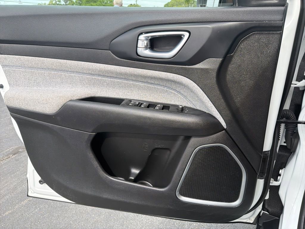 Used 2023 Jeep Compass Latitude image 5