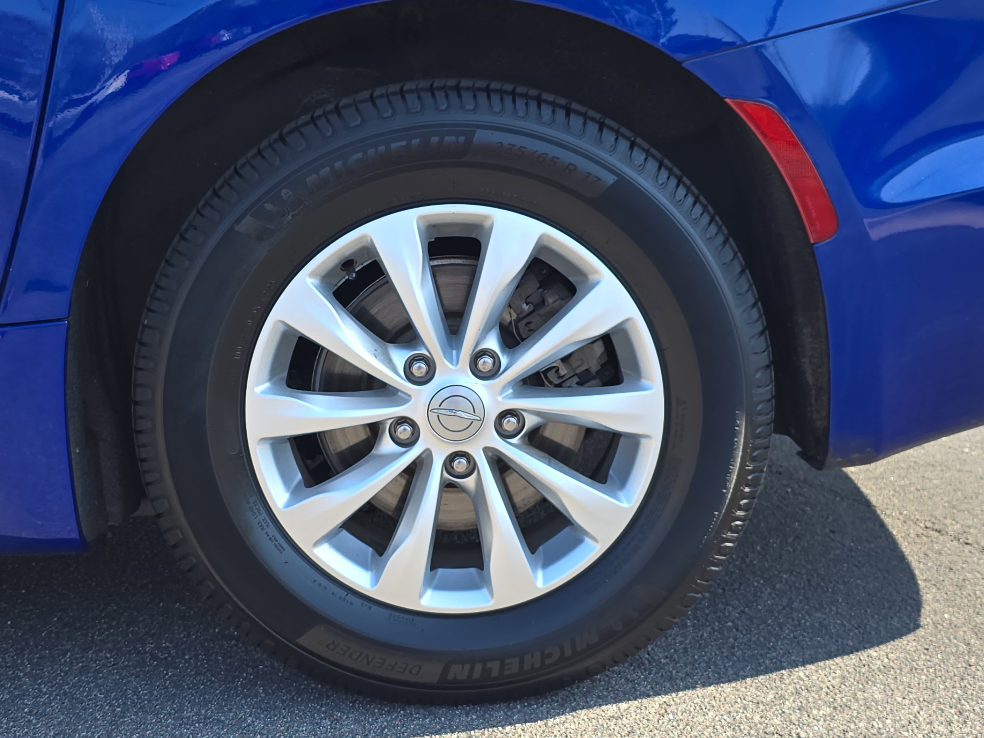 Used 2018 Chrysler Pacifica Touring-L image 34