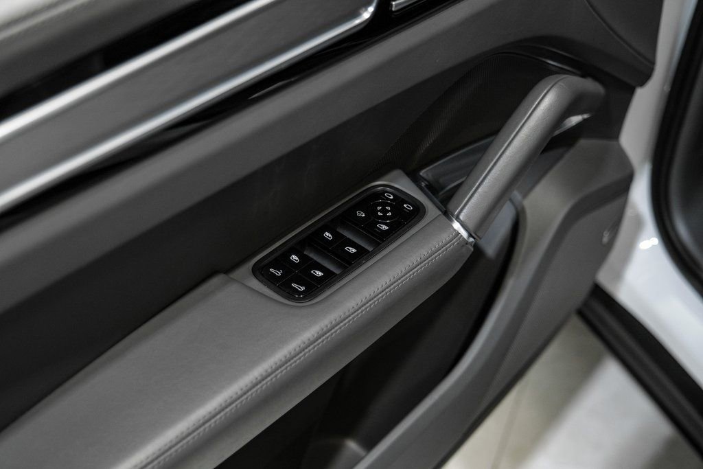 Used 2020 Porsche Cayenne Turbo AWD/4WD image 38