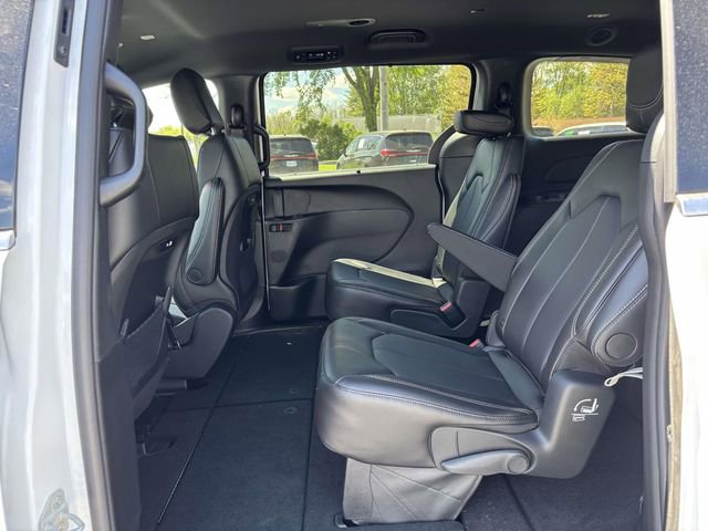 New 2027 Chrysler Pacifica Select FWD image 4