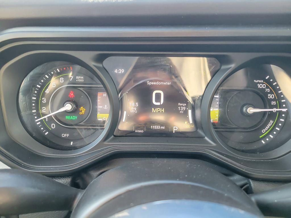 Used 2025 Jeep Wrangler Unlimited Sahara w/ Safety Group AWD/4WD image 13