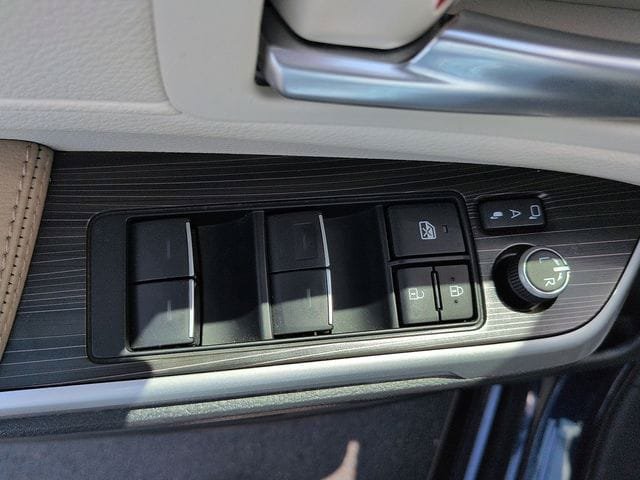 Certified 2023 Toyota Sienna Limited FWD image 17