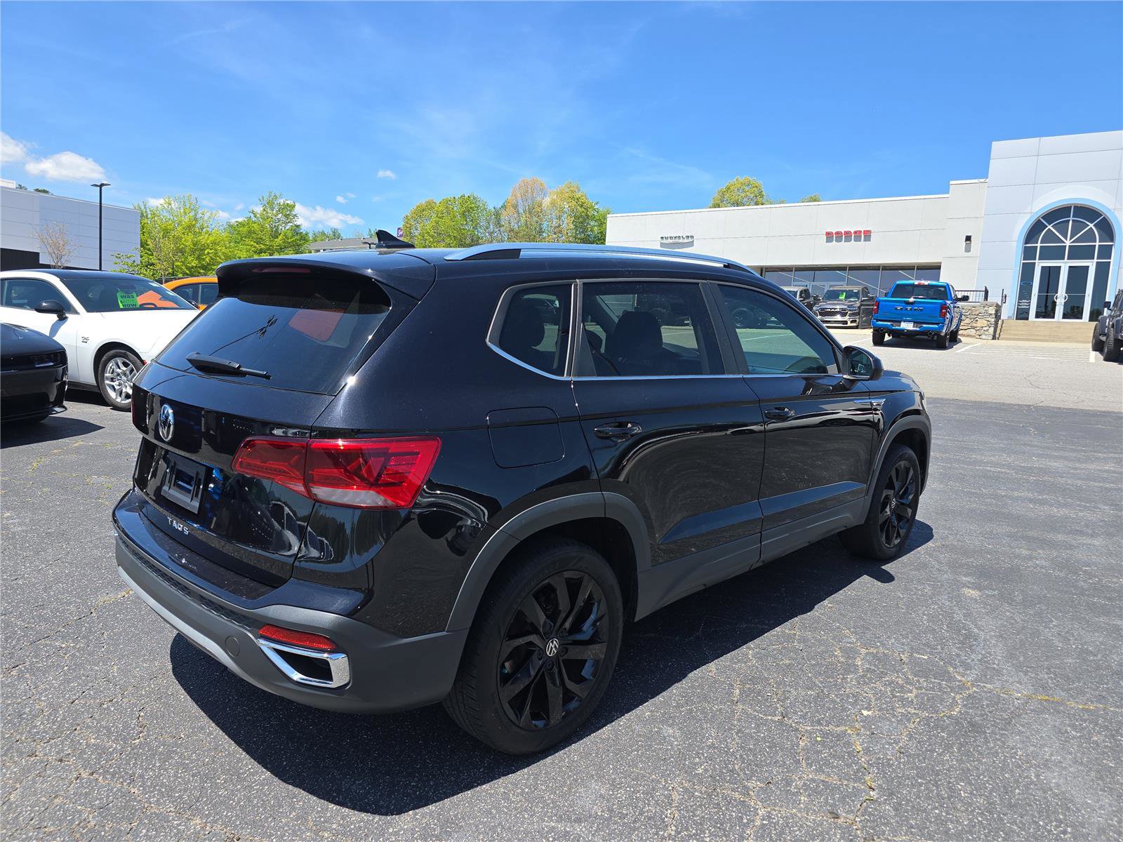 Used 2023 Volkswagen Taos SE FWD image 3
