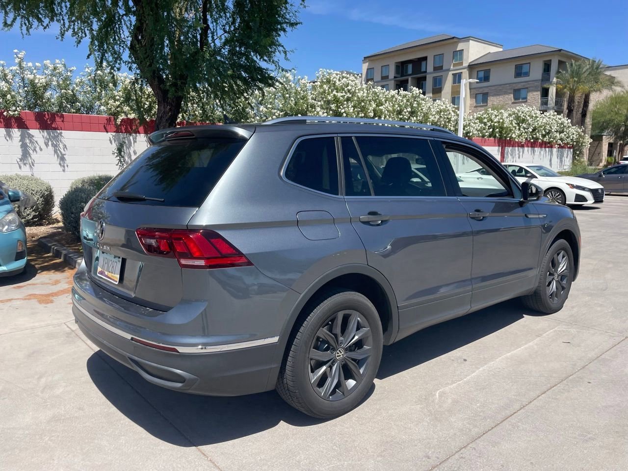 Used 2022 Volkswagen Tiguan SE FWD image 2
