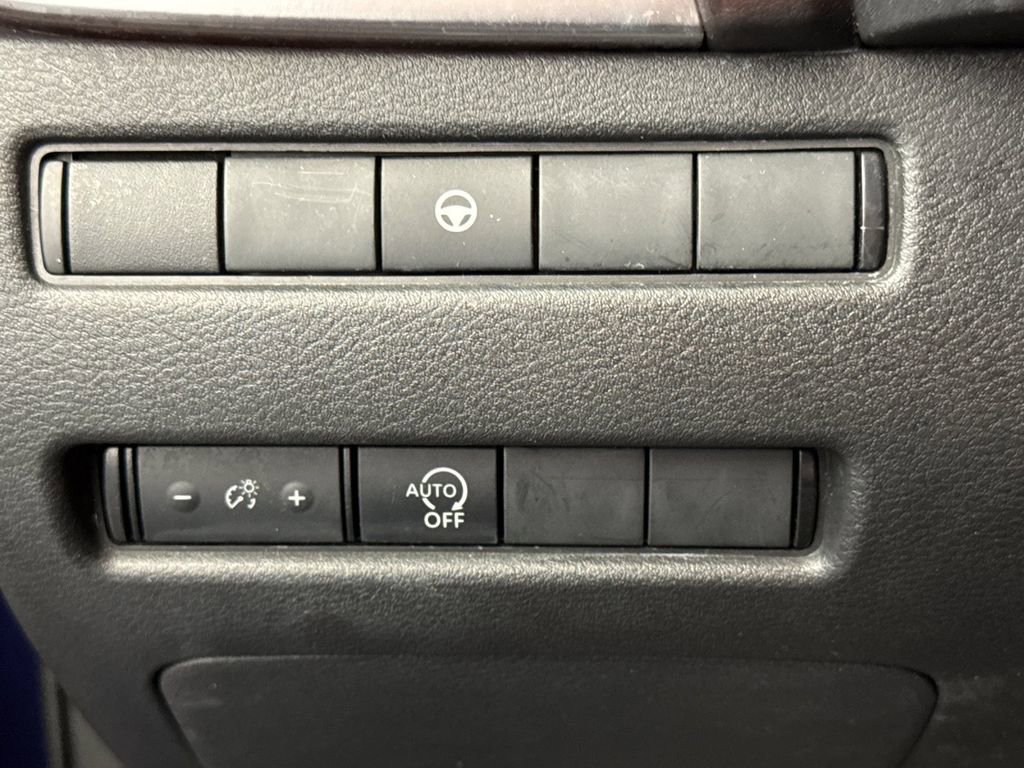 Used 2023 Nissan Rogue SV image 27